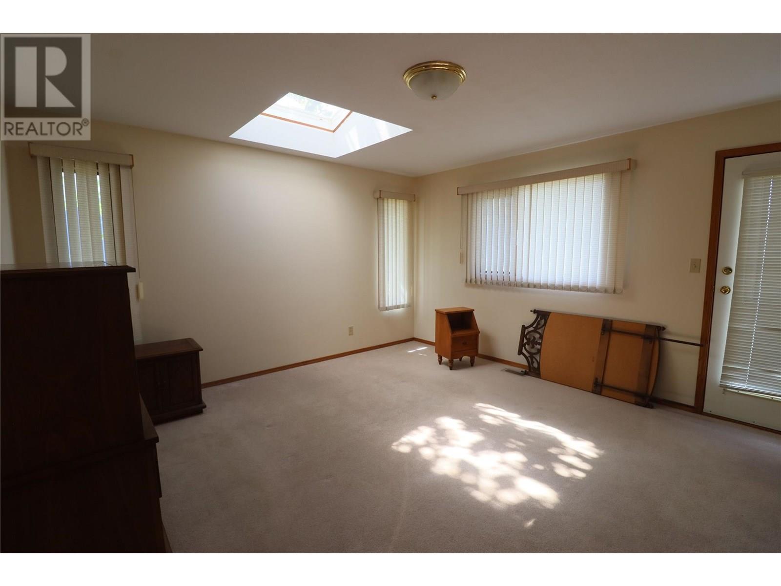 210 WINNIPEG Avenue, Grand Forks