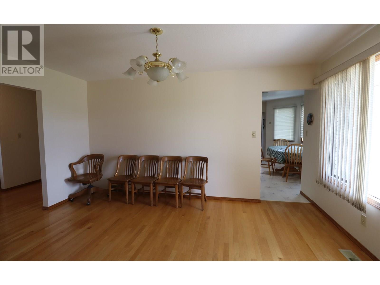 210 WINNIPEG Avenue, Grand Forks