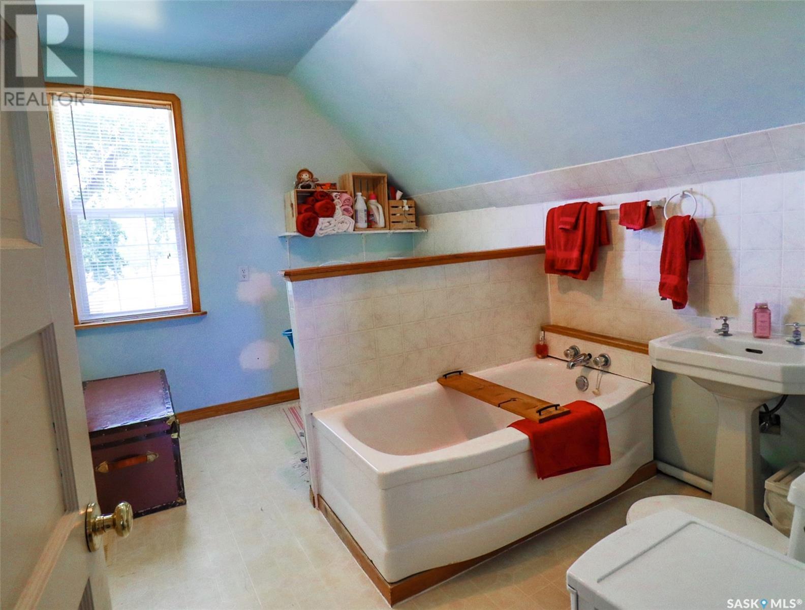 Photo 14 of 32 11 Th Avenue Se, Swift Current SK