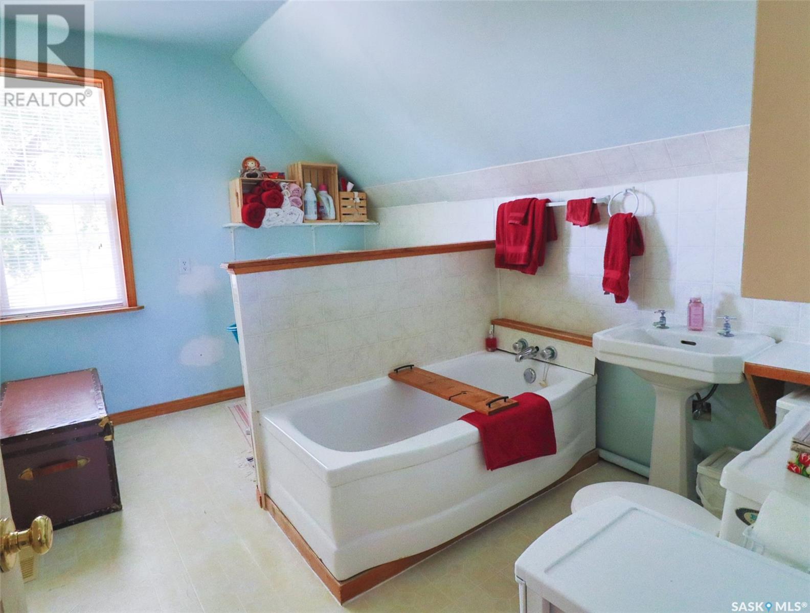 Photo 13 of 32 11 Th Avenue Se, Swift Current SK