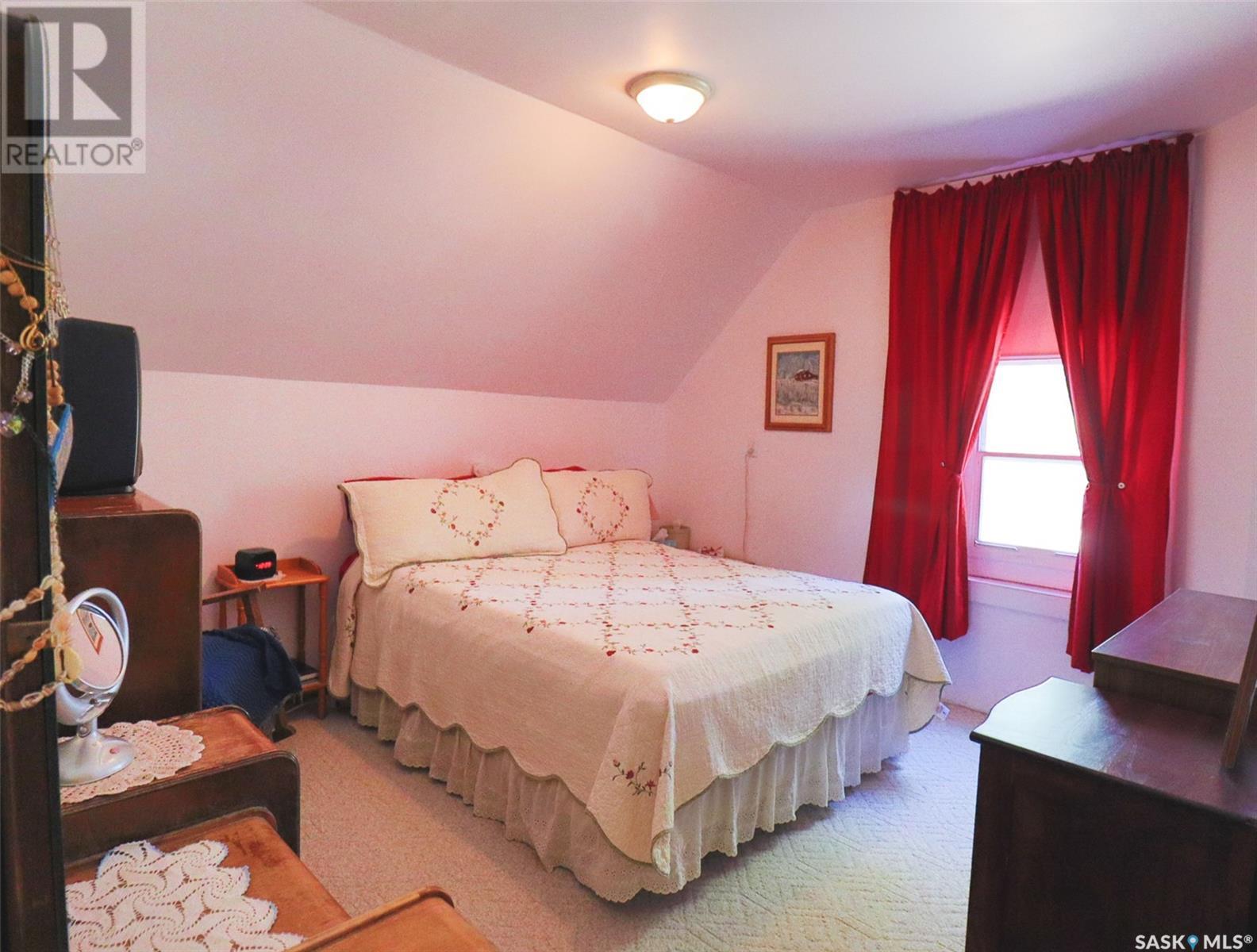 Photo 16 of 32 11 Th Avenue Se, Swift Current SK