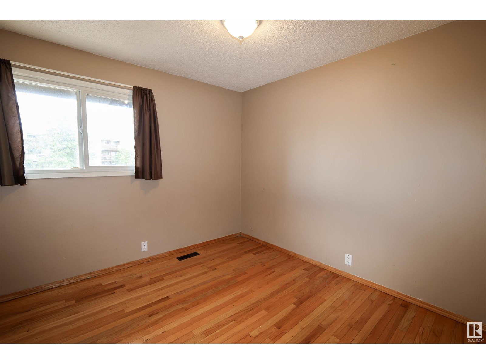 Photo 12 of 14009 30 St Nw, Edmonton AB