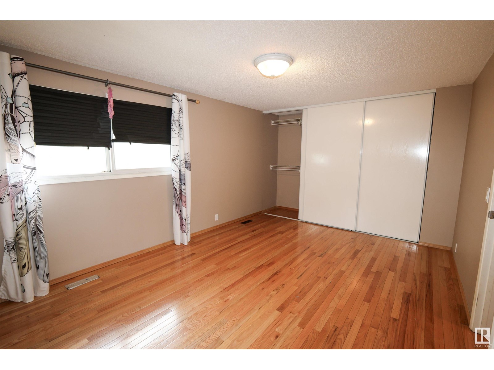 Photo 14 of 14009 30 St Nw, Edmonton AB