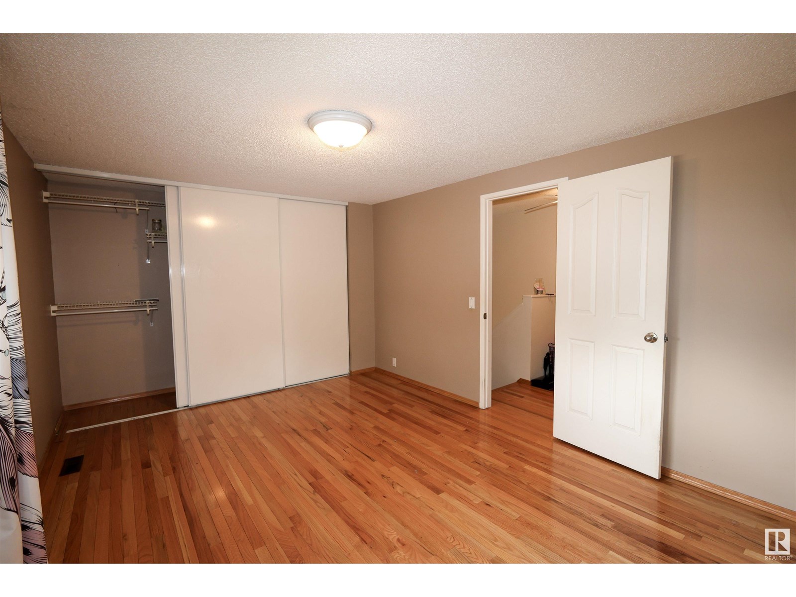 Photo 15 of 14009 30 St Nw, Edmonton AB