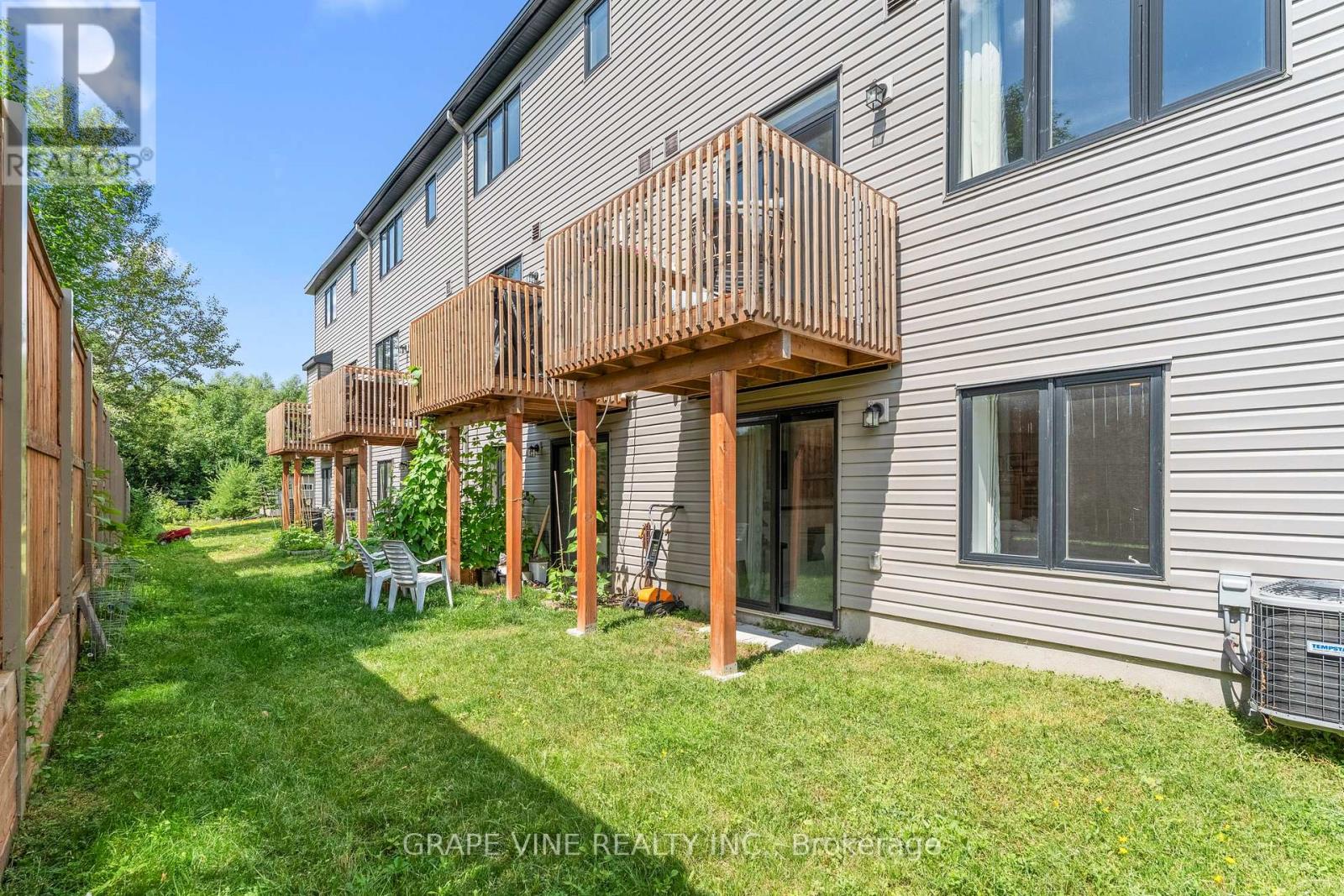 Photo 6 of 148 Attwell Private, Ottawa ON