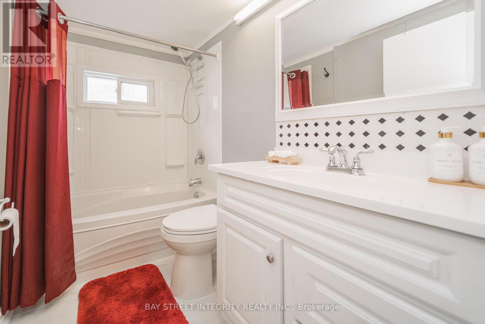 Photo 11 of 74 De La Salle Boulevard, Georgina ON