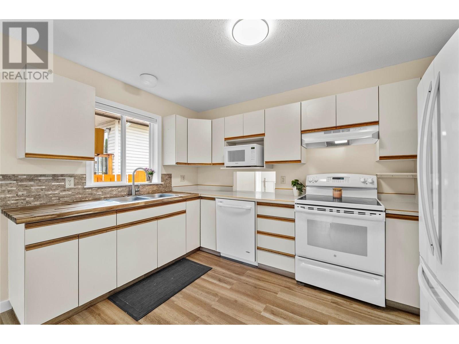 Photo 4 of 2393 Fleetwood Avenue, Kamloops BC