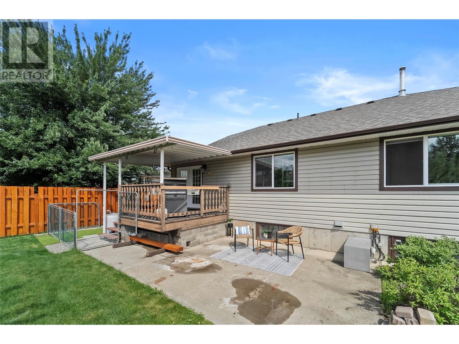 Photo 3 of 2393 Fleetwood Avenue, Kamloops BC