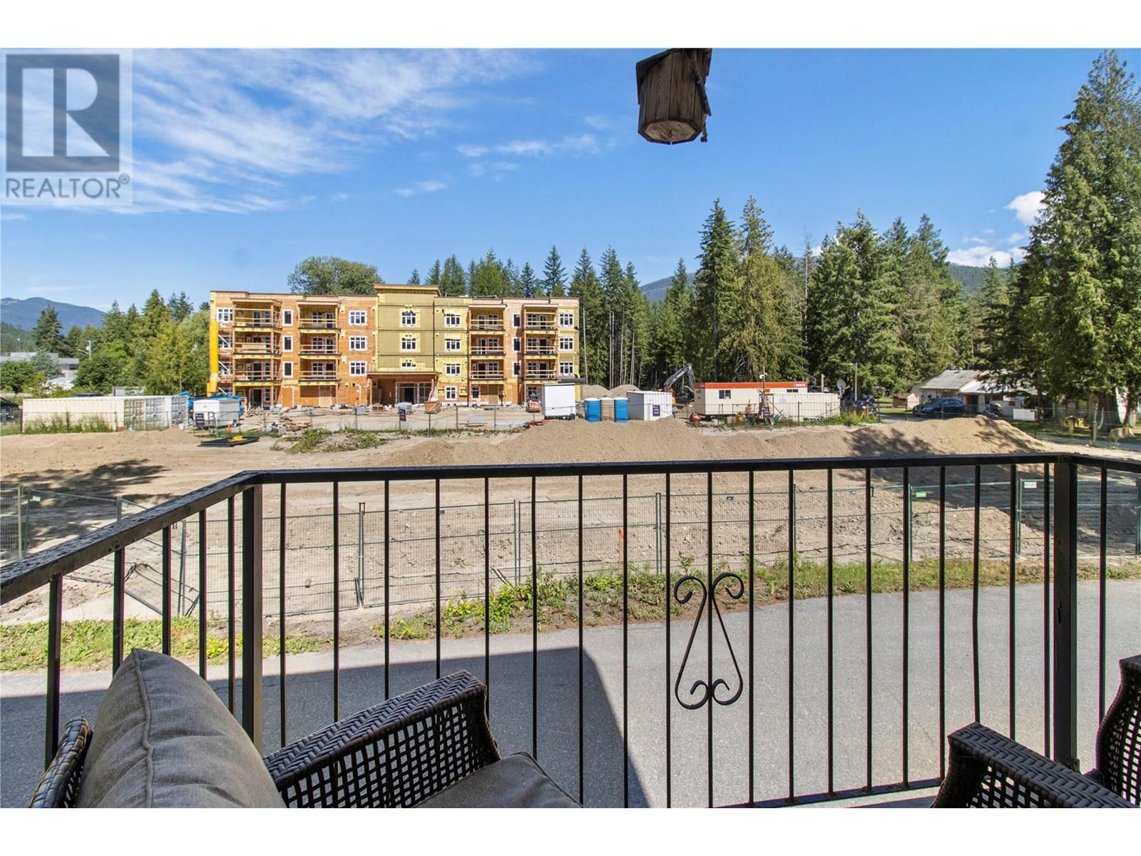 204 409 Main Street, Sicamous
