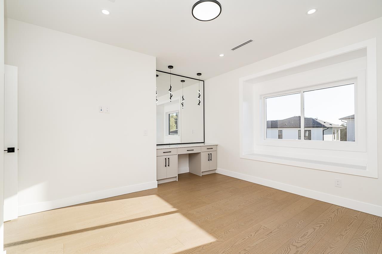 Photo 19 of Main Top Floor 19 Xx 168 Street, Surrey BC
