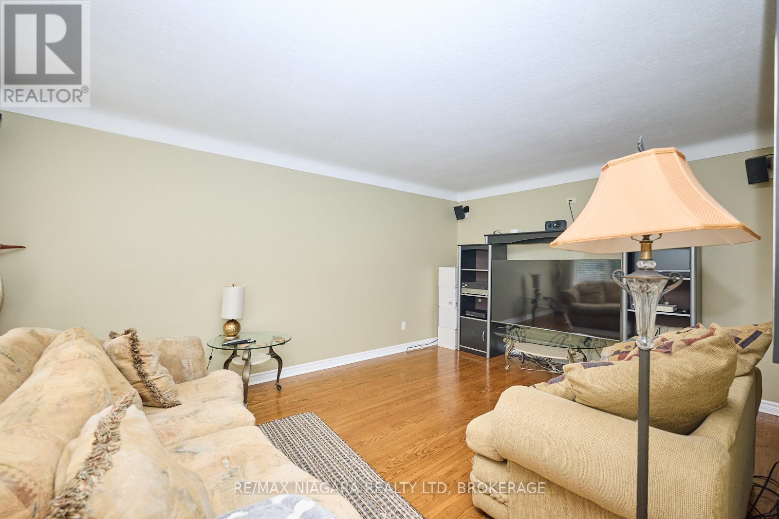 Photo 21 of 23 Huntley Crescent, St Catharines ON