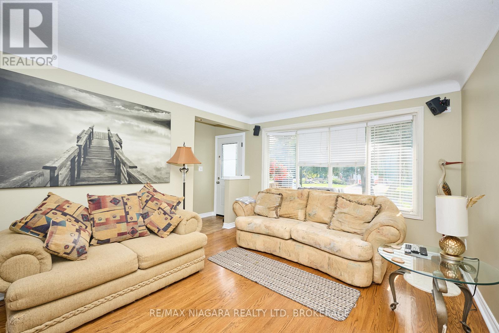 Photo 17 of 23 Huntley Crescent, St Catharines ON