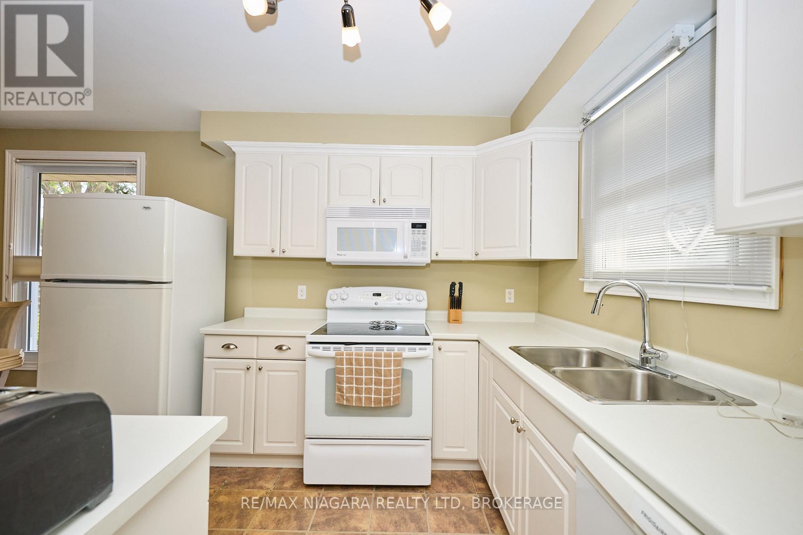 Photo 14 of 23 Huntley Crescent, St Catharines ON