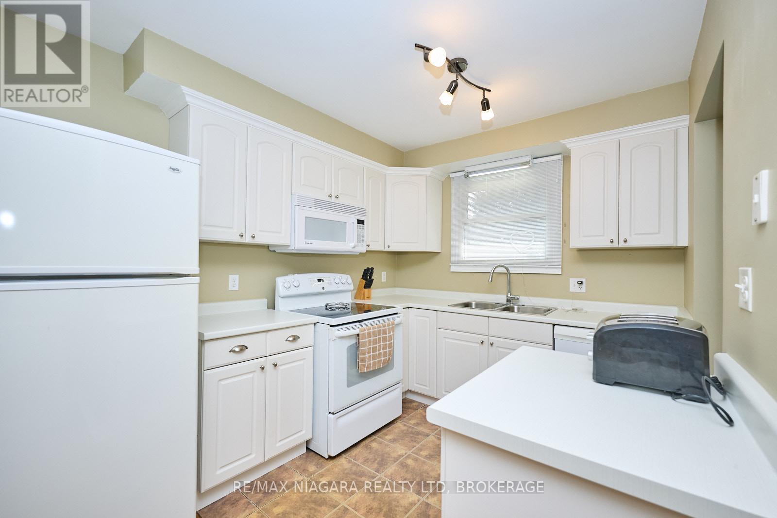 Photo 19 of 23 Huntley Crescent, St Catharines ON