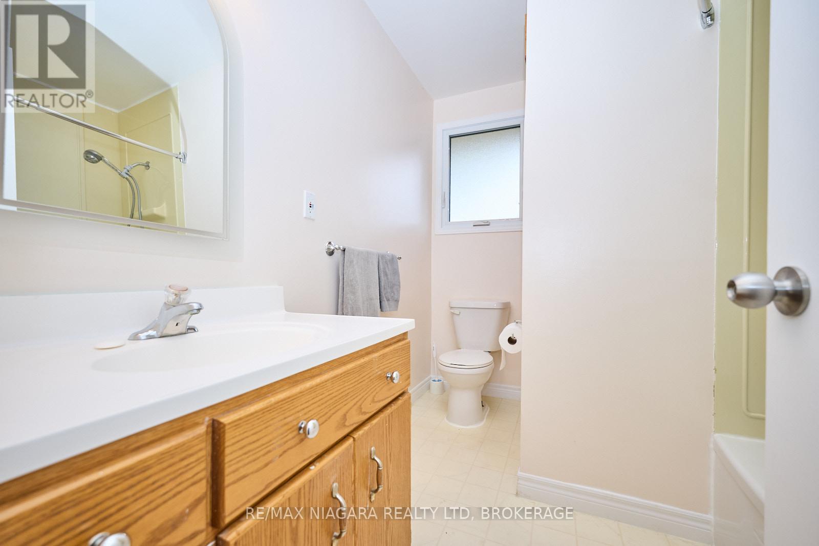 Photo 4 of 23 Huntley Crescent, St Catharines ON