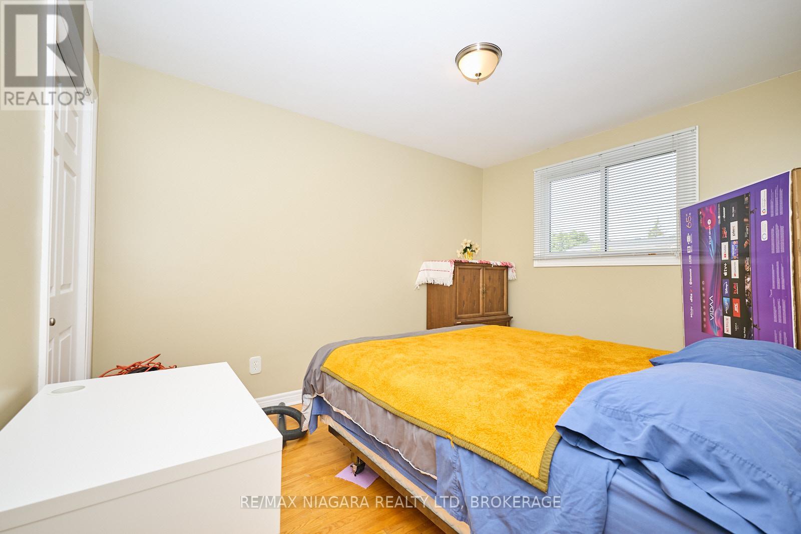 Photo 2 of 23 Huntley Crescent, St Catharines ON