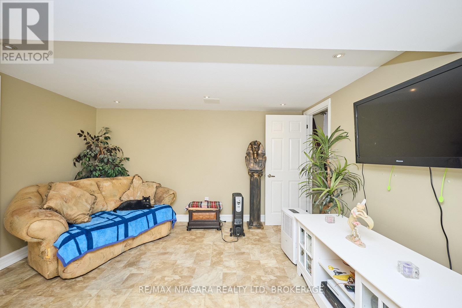 Photo 16 of 23 Huntley Crescent, St Catharines ON