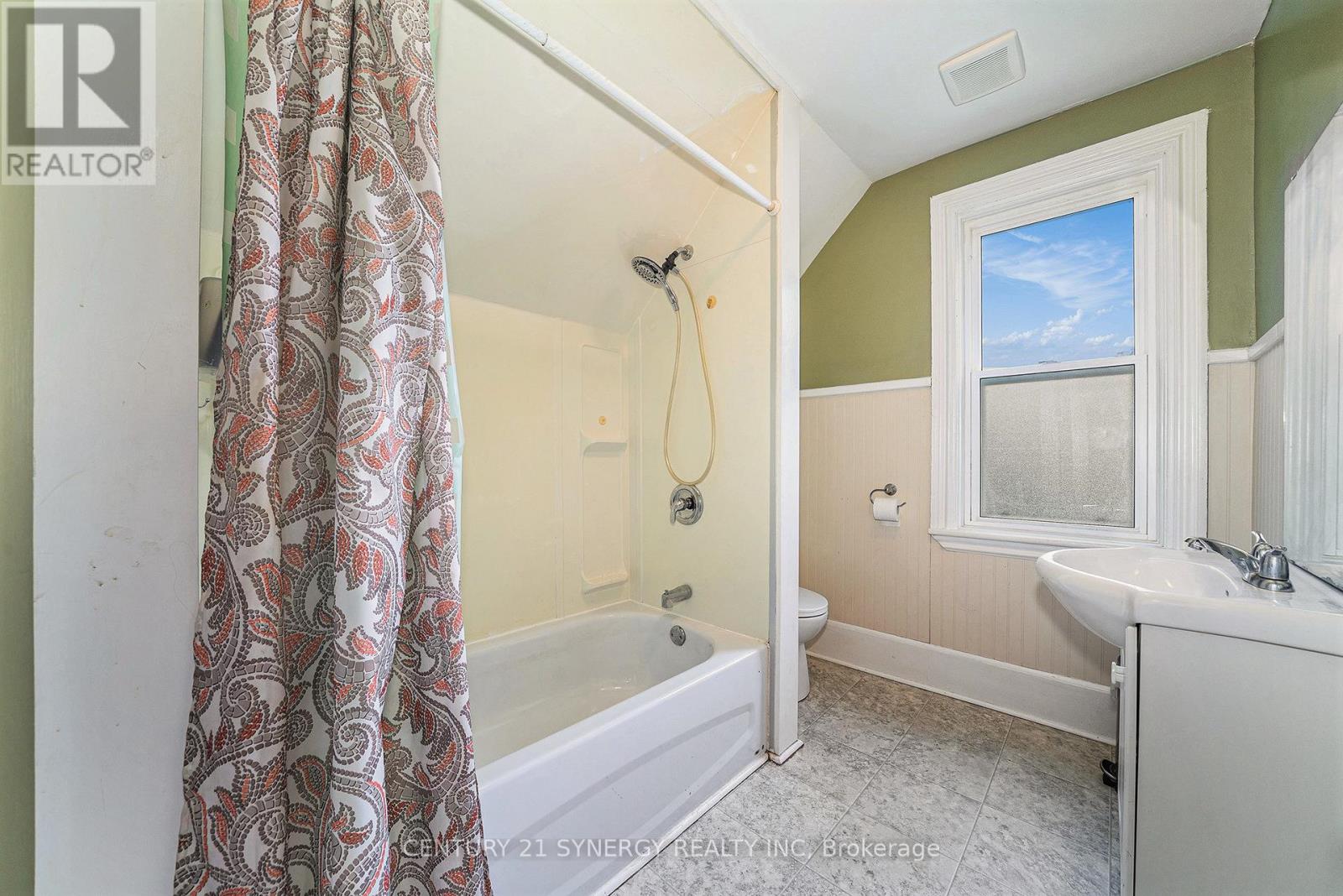 Photo 13 of 25 Kensington Avenue, Smiths Falls ON