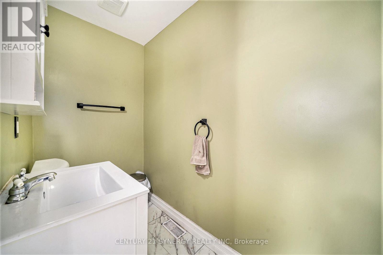 Photo 2 of 25 Kensington Avenue, Smiths Falls ON