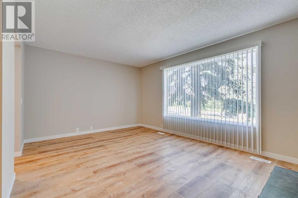 Single Family House Bungalow for Sale in  Doverthorn Road SE Dover Calgary 