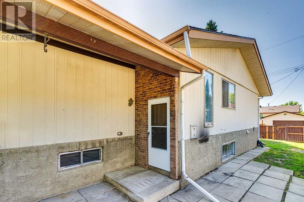 Single Family House Bungalow for Sale in  Doverthorn Road SE Dover Calgary 