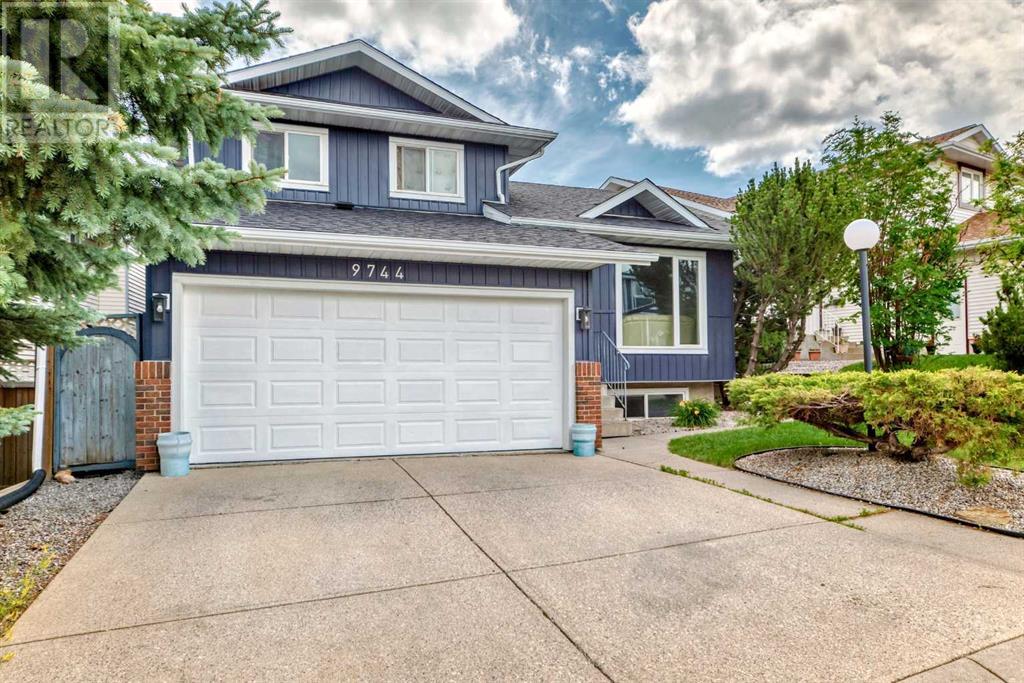 Single Family House 4 Level for Sale in  Sanderling Way NW Sandstone Valley Calgary 