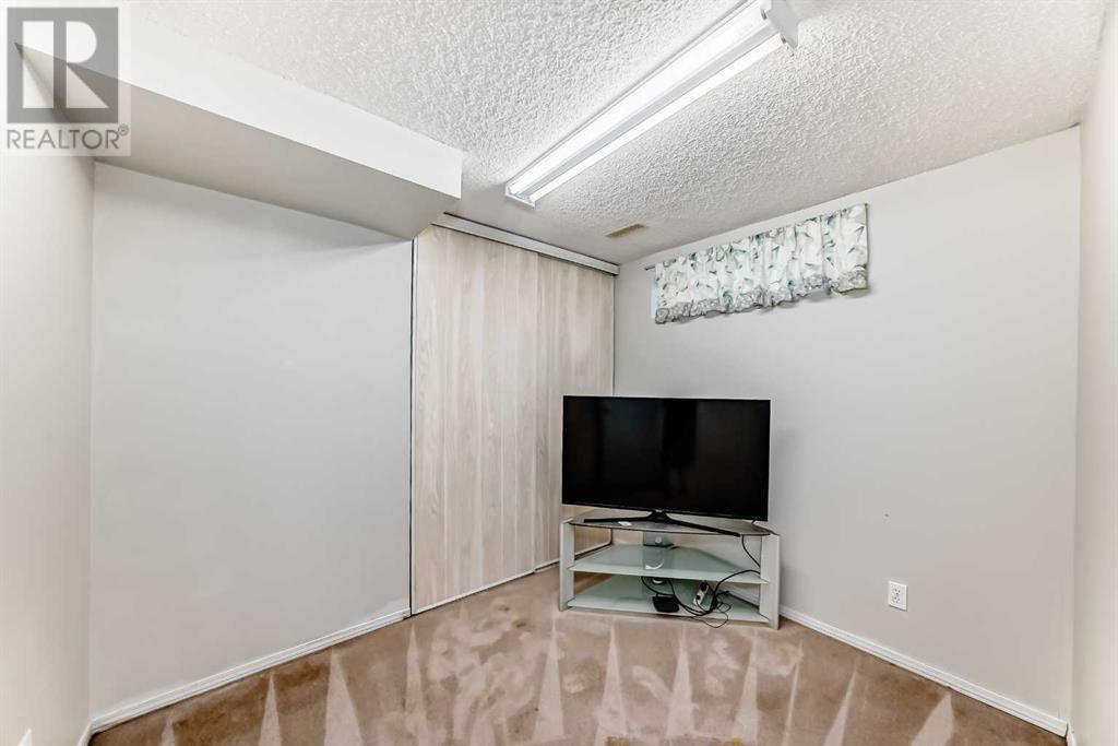 Single Family House 4 Level for Sale in  Sanderling Way NW Sandstone Valley Calgary 