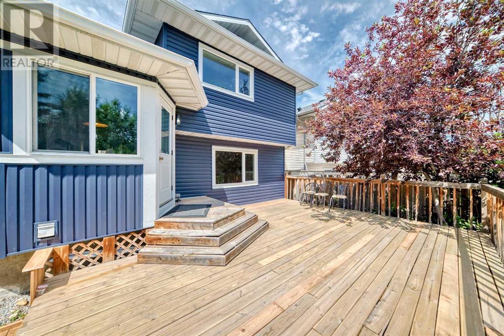 Single Family House 4 Level for Sale in  Sanderling Way NW Sandstone Valley Calgary 