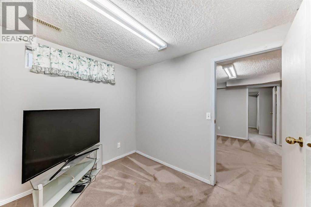Single Family House 4 Level for Sale in  Sanderling Way NW Sandstone Valley Calgary 