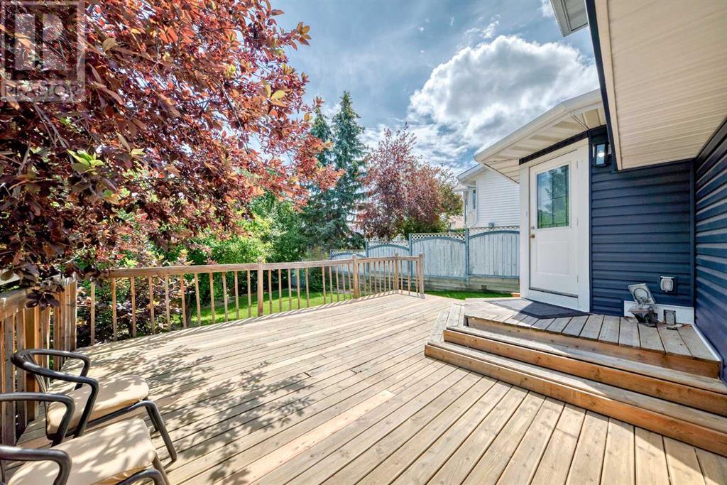 Single Family House 4 Level for Sale in  Sanderling Way NW Sandstone Valley Calgary 
