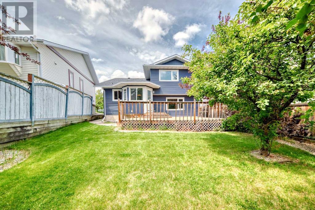 Single Family House 4 Level for Sale in  Sanderling Way NW Sandstone Valley Calgary 