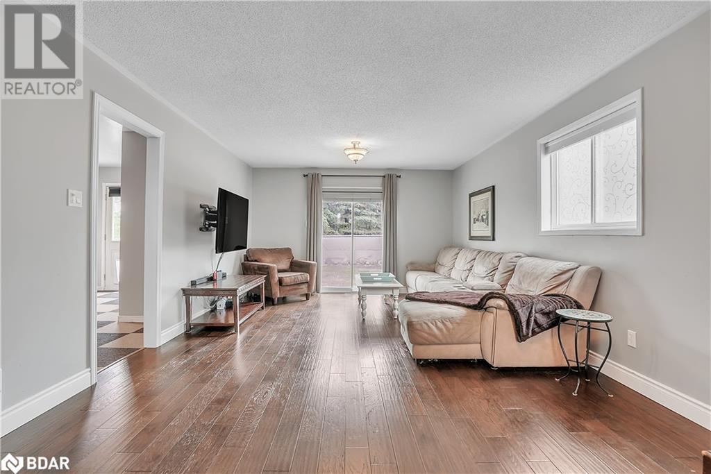 Photo 14 of 16 Victorway Drive, Barrie ON
