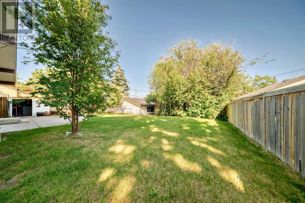 Single Family House 3 Level for Sale in  Glenpatrick Drive SW Glenbrook Calgary 