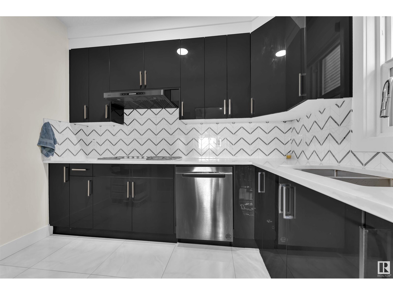 Photo 7 of 220 42 St Sw, Edmonton AB