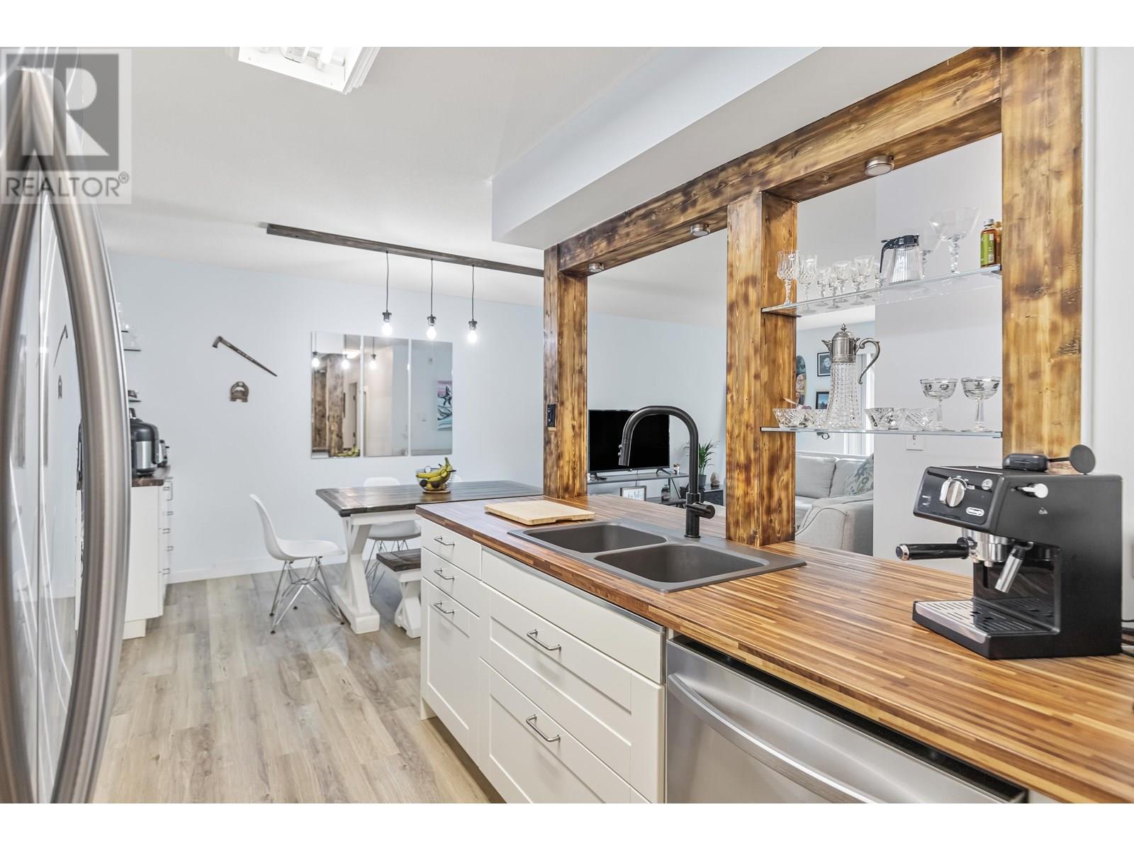 Photo 4 of 406 1200 Pacific Street, Coquitlam BC