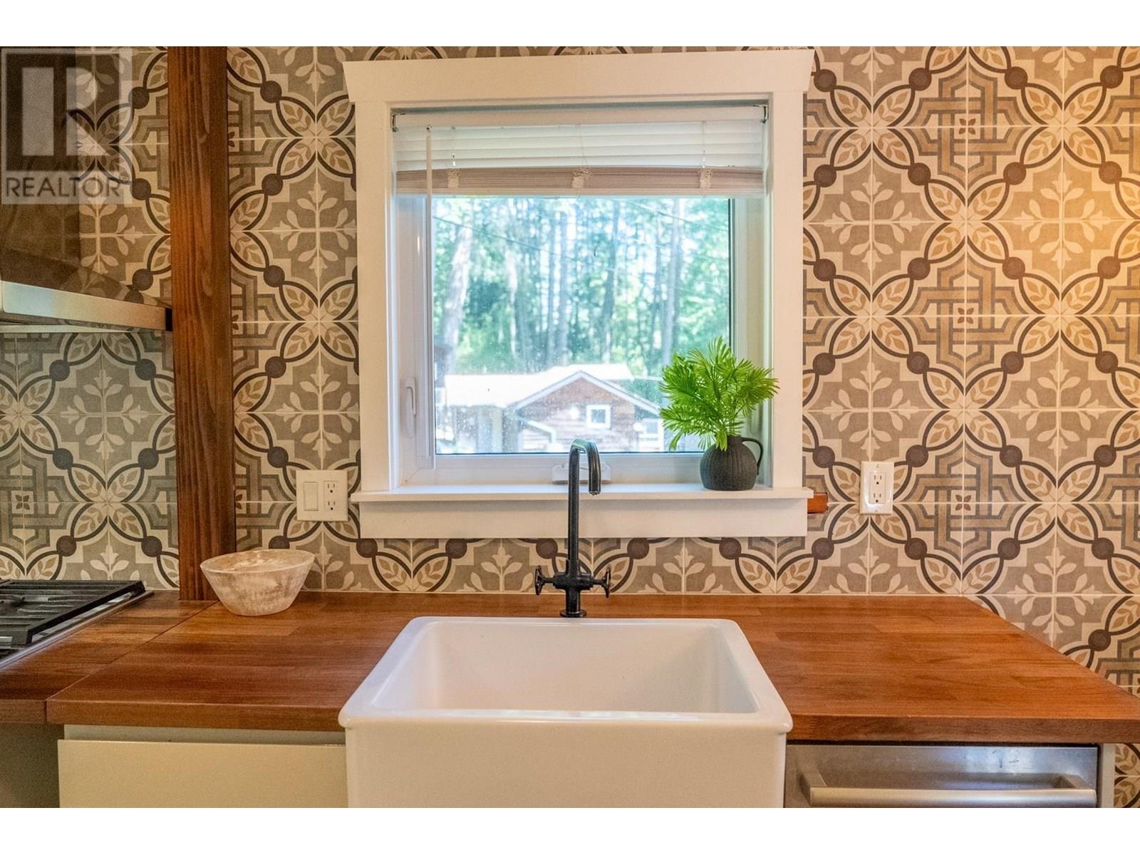 9907 GOWLLAND POINT ROAD, Pender Island