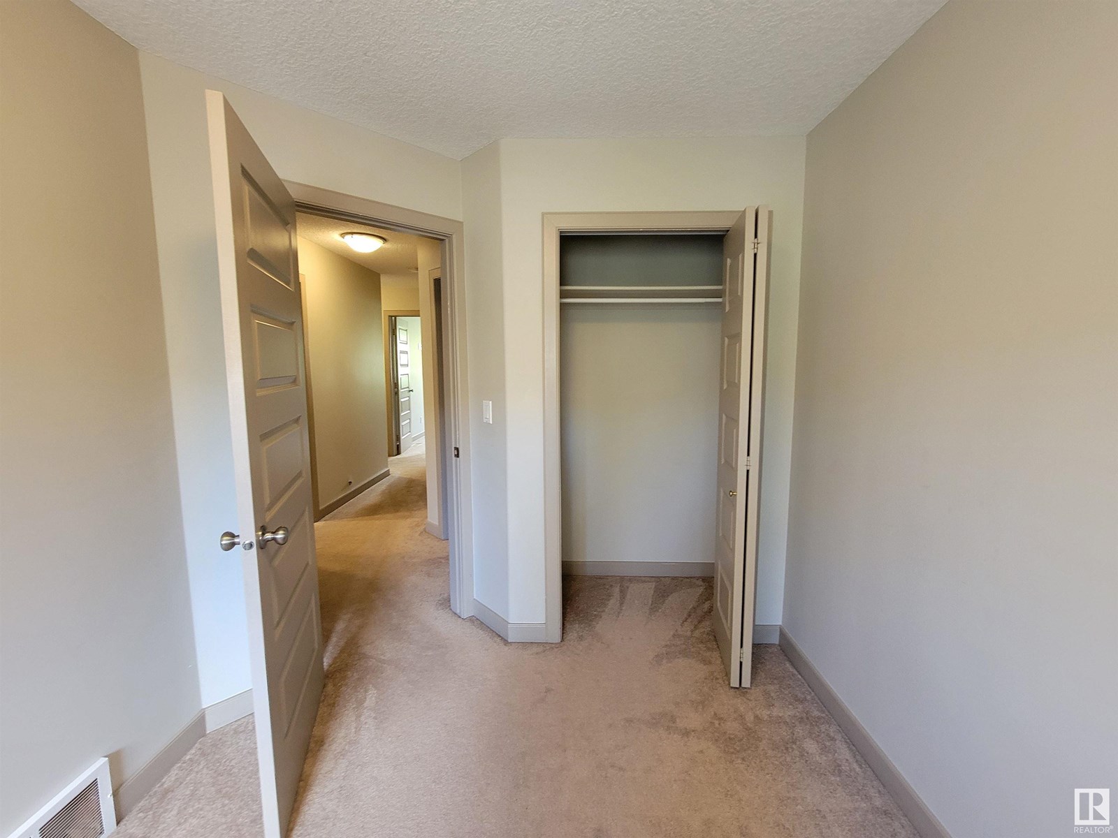 Photo 6 of 5 1820 34 Av Nw, Edmonton AB