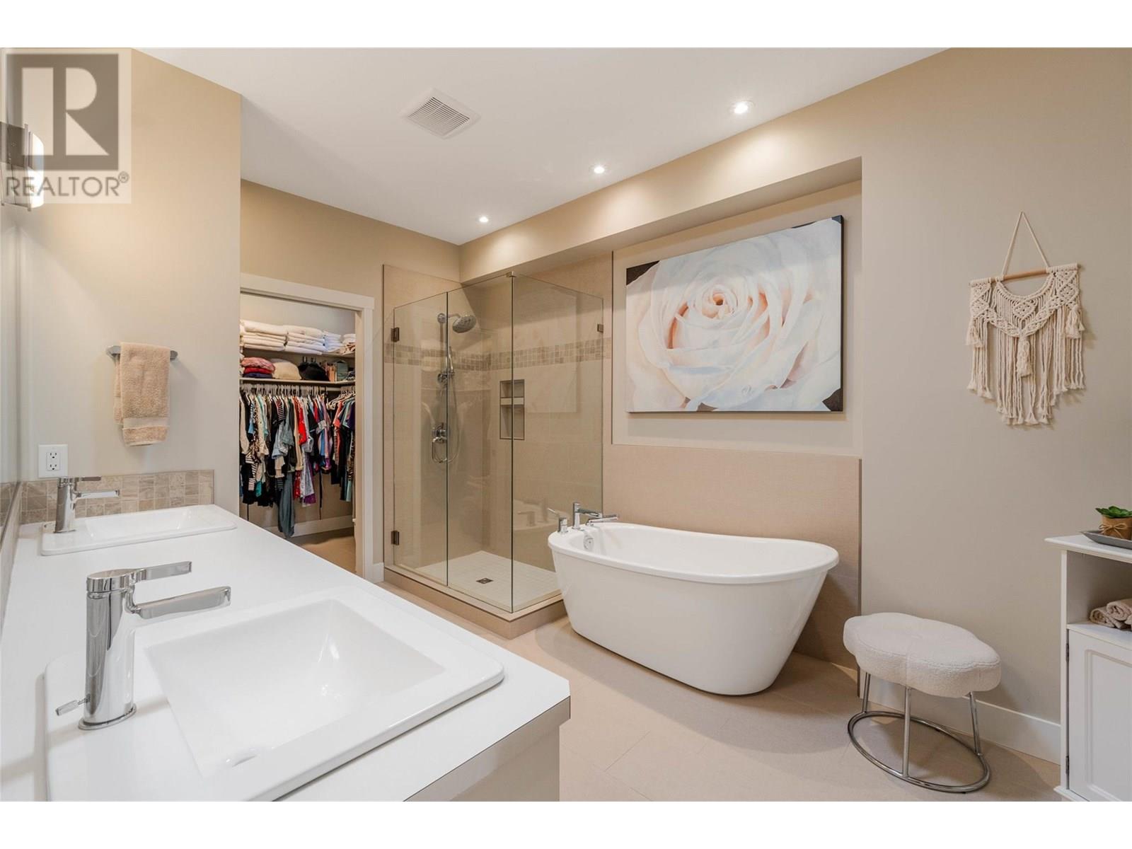24 6833 MEADOWS Drive, Oliver