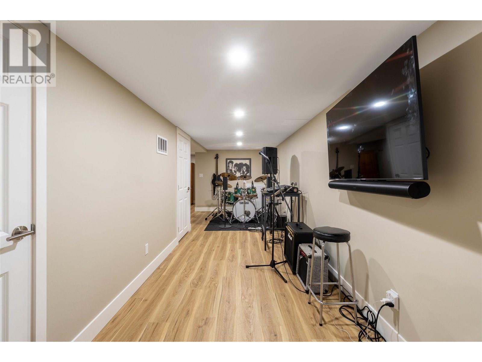24 6833 MEADOWS Drive, Oliver