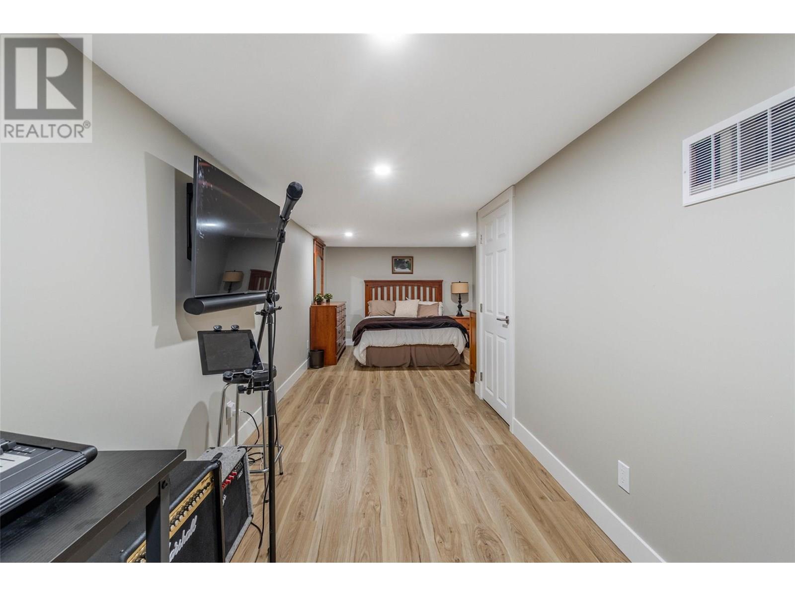 24 6833 MEADOWS Drive, Oliver