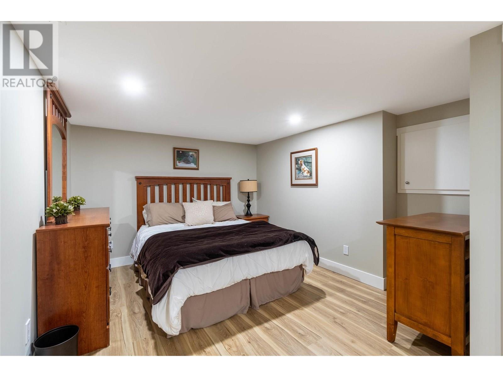 24 6833 MEADOWS Drive, Oliver