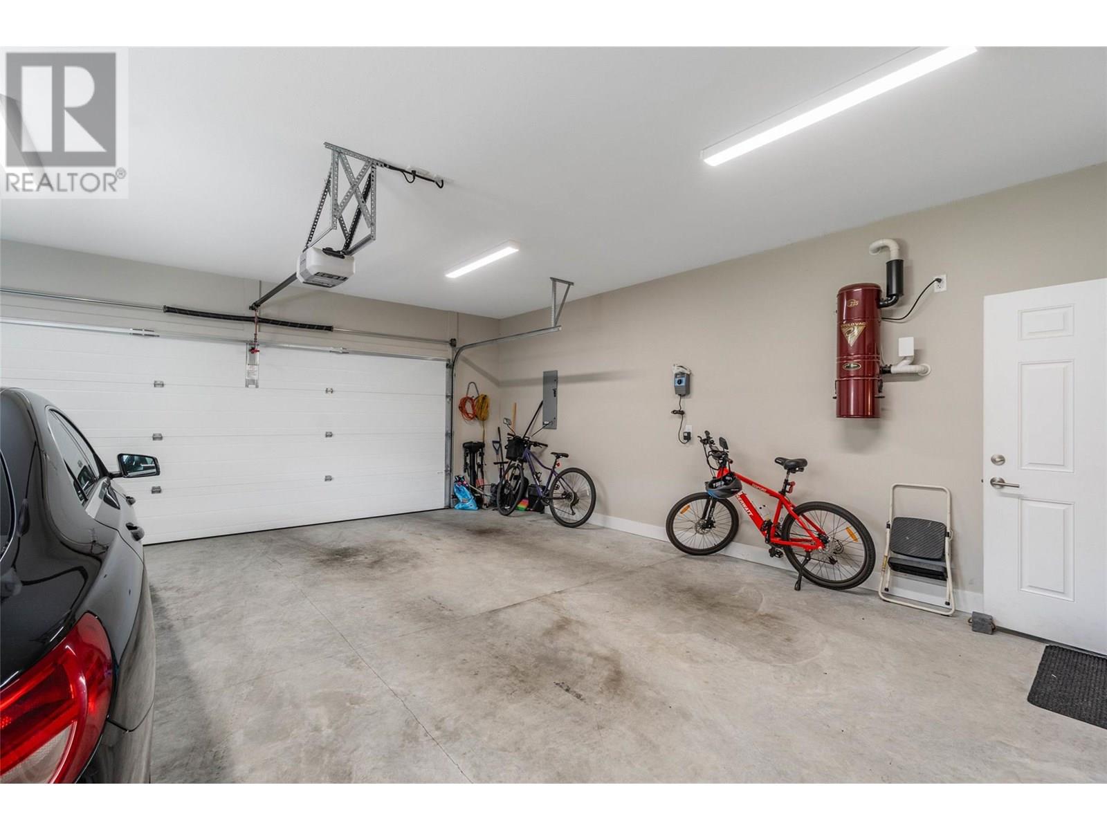 24 6833 MEADOWS Drive, Oliver
