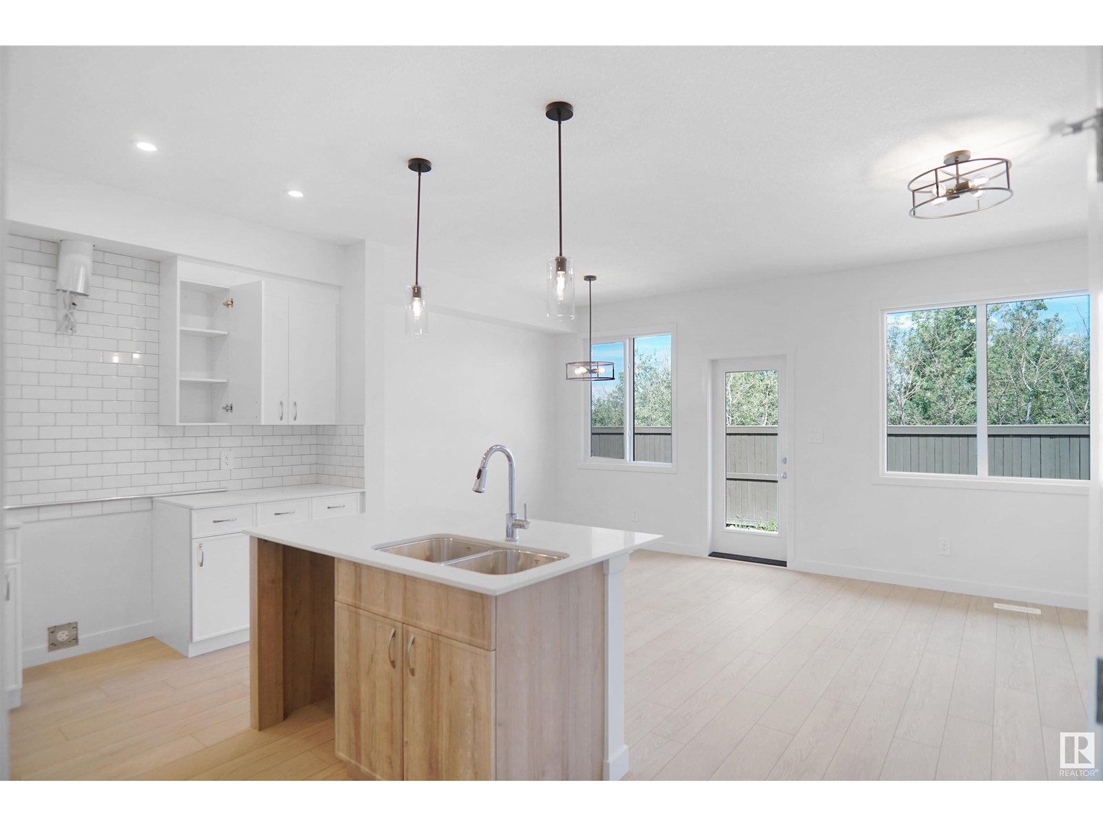 Photo 10 of 8460 183 Av Nw, Edmonton AB