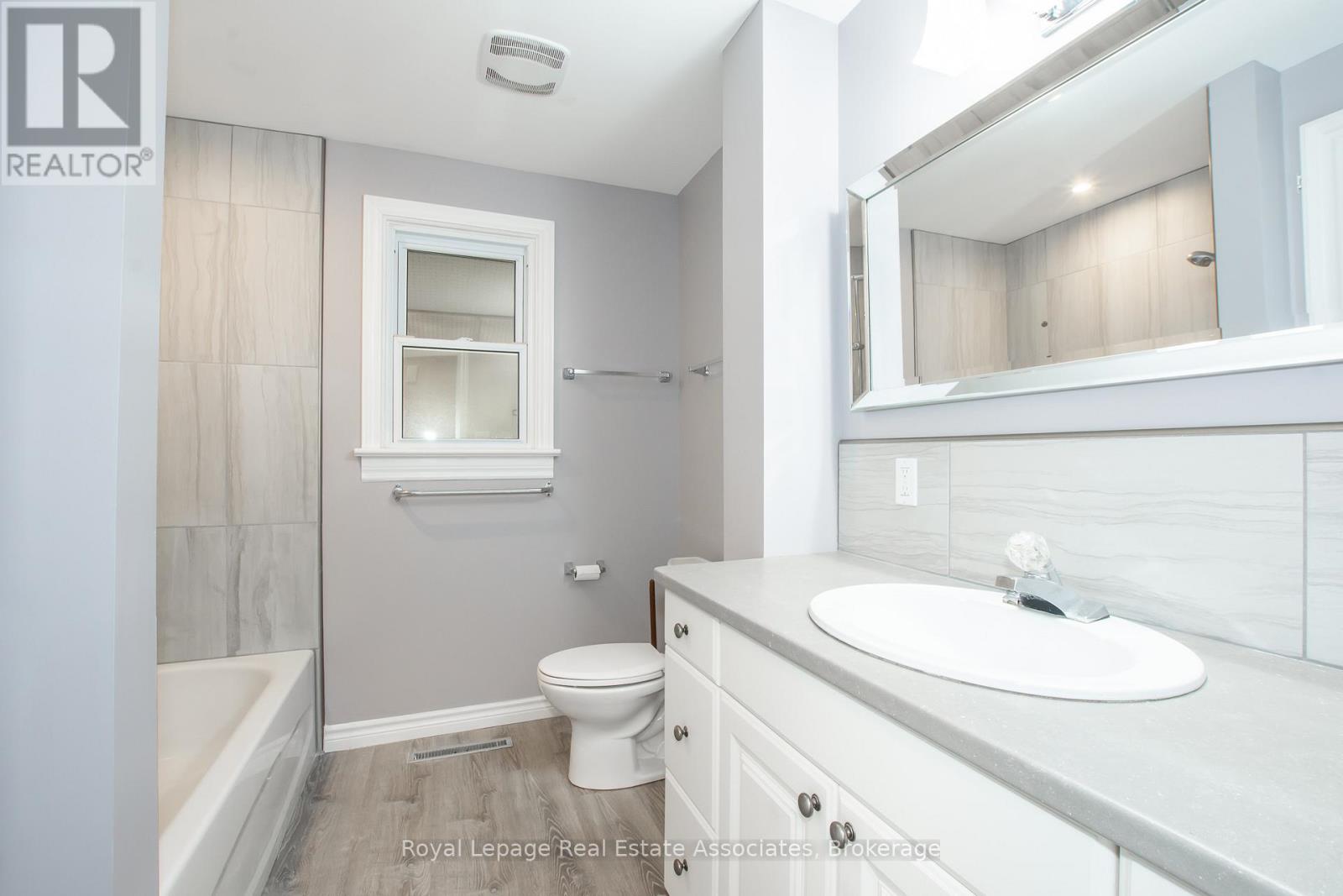 Photo 14 of 117 Louth Street, St Catharines ON