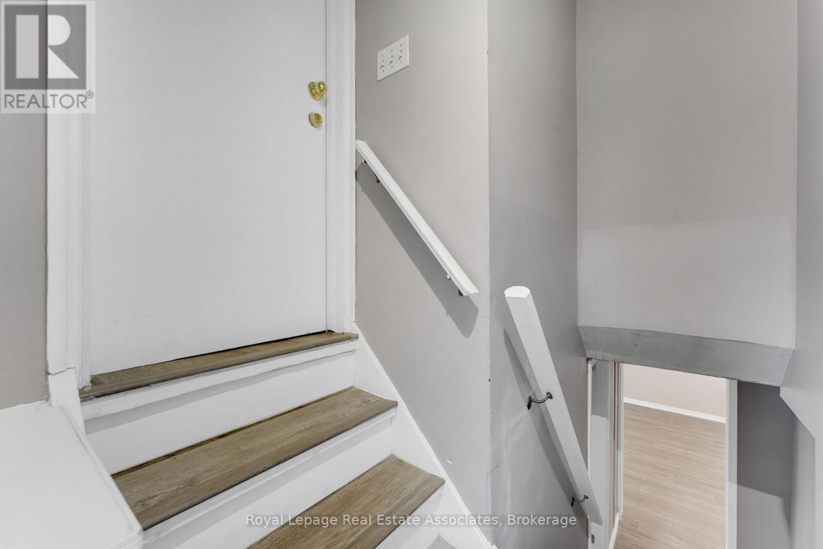 Photo 9 of 117 Louth Street, St Catharines ON