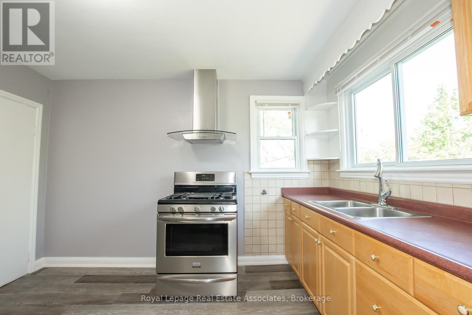 Photo 15 of 117 Louth Street, St Catharines ON