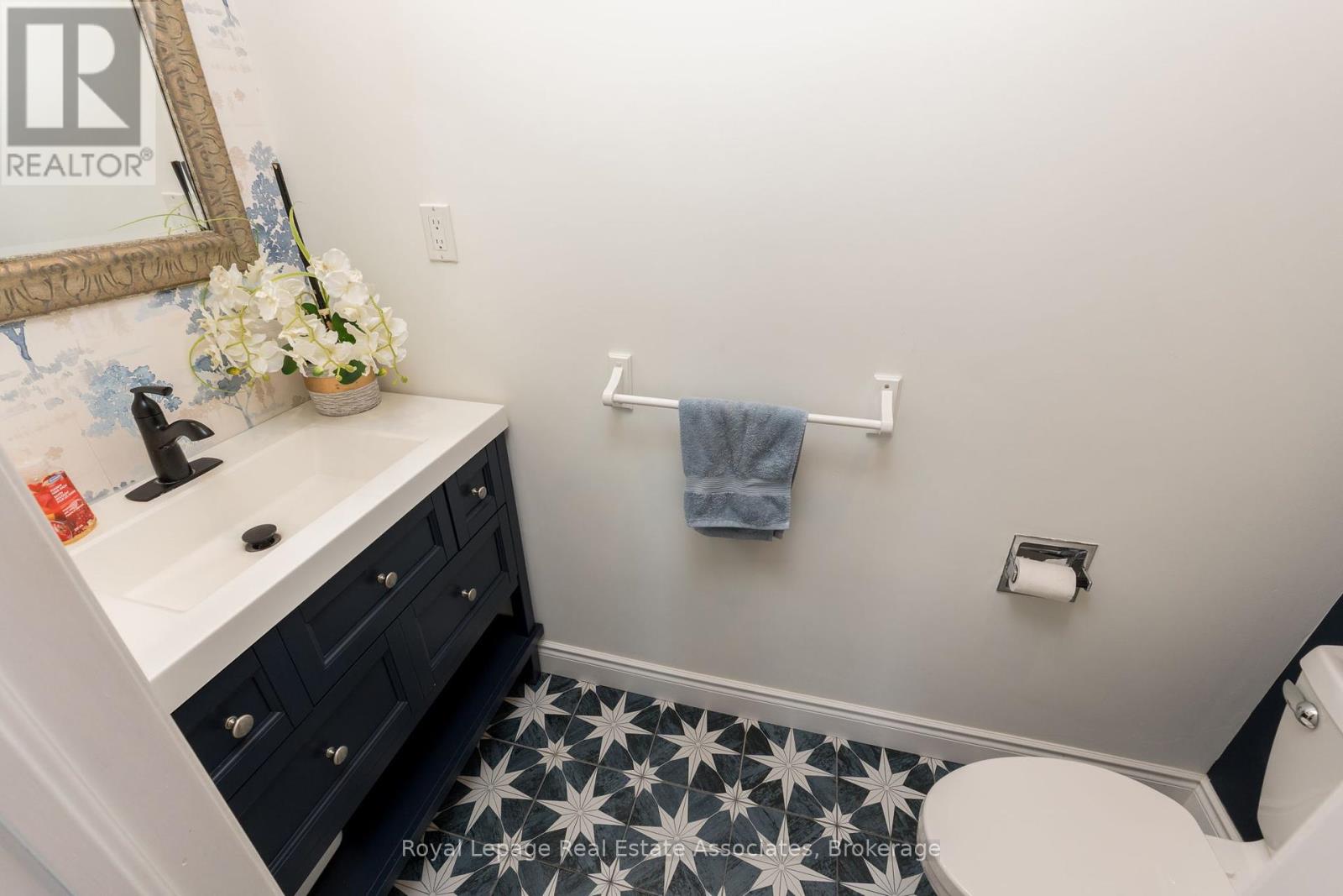 Photo 16 of 28 Newby Court, Brampton ON