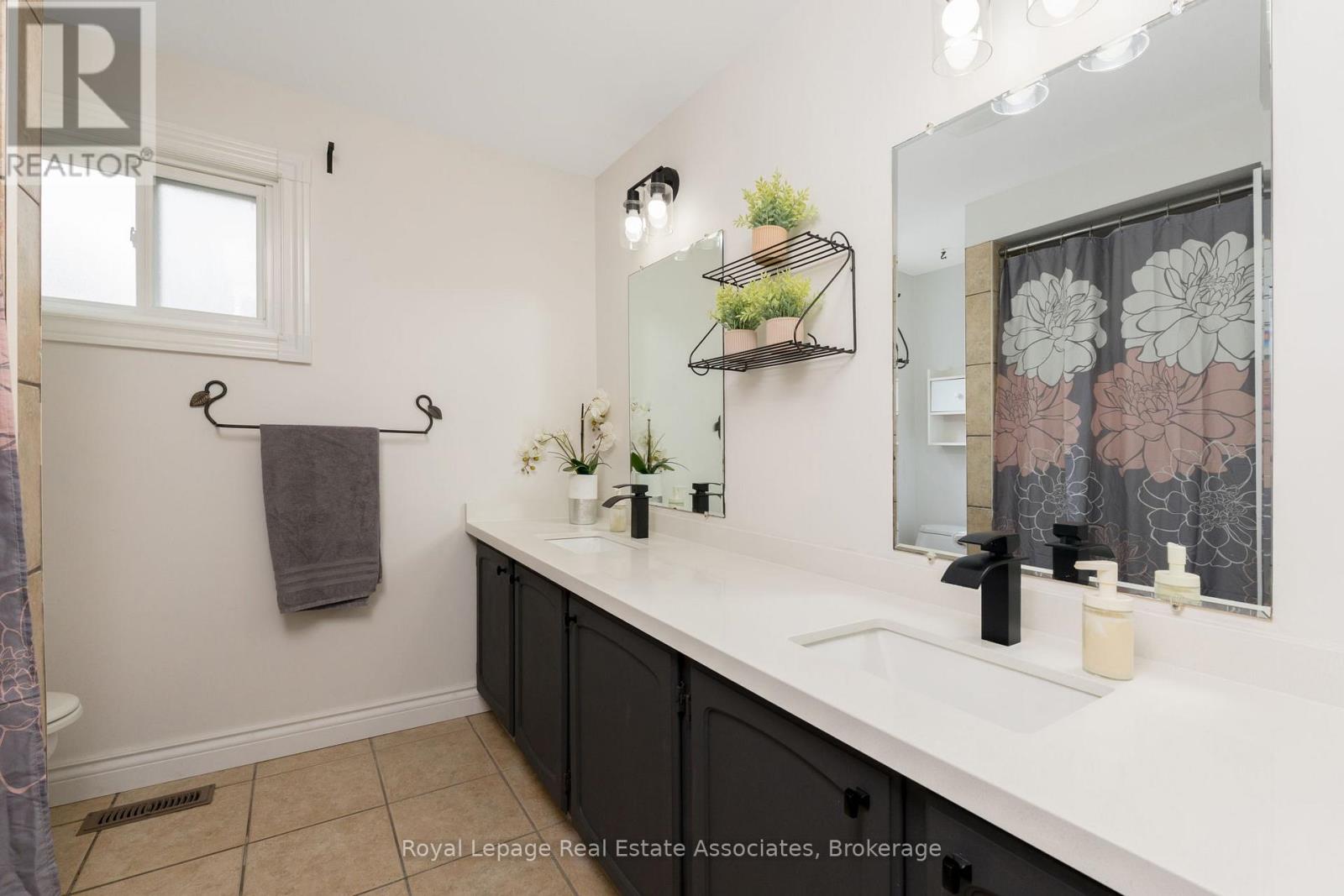 Photo 35 of 28 Newby Court, Brampton ON