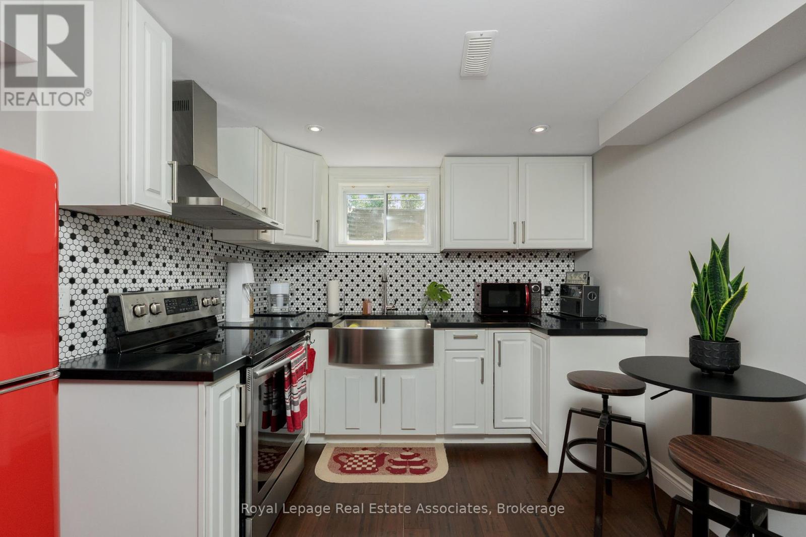 Photo 3 of 28 Newby Court, Brampton ON