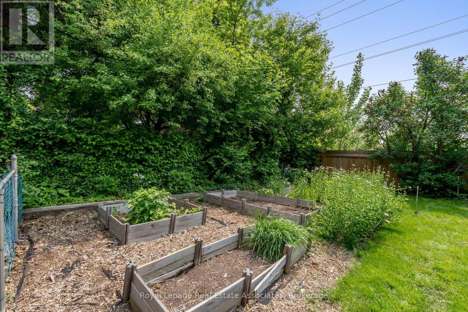 Photo 37 of 28 Newby Court, Brampton ON